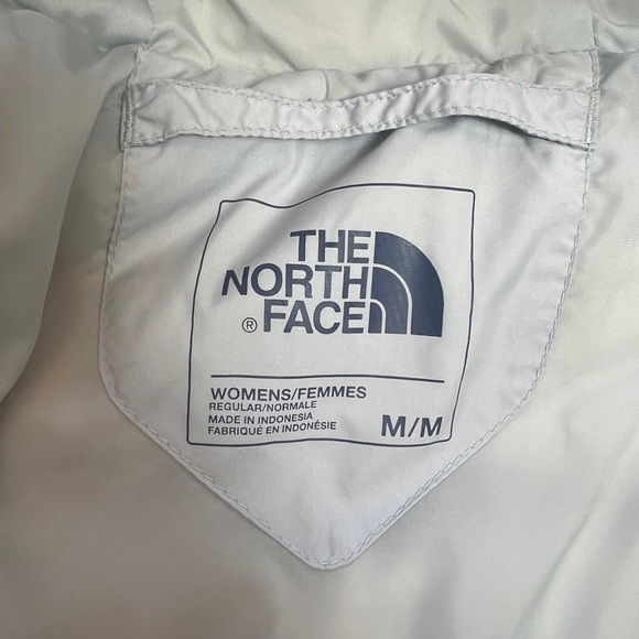 Like new! Women's Light Gray Puffer Jacket by The North Face - warm & stylish! - Picture 9 of 16